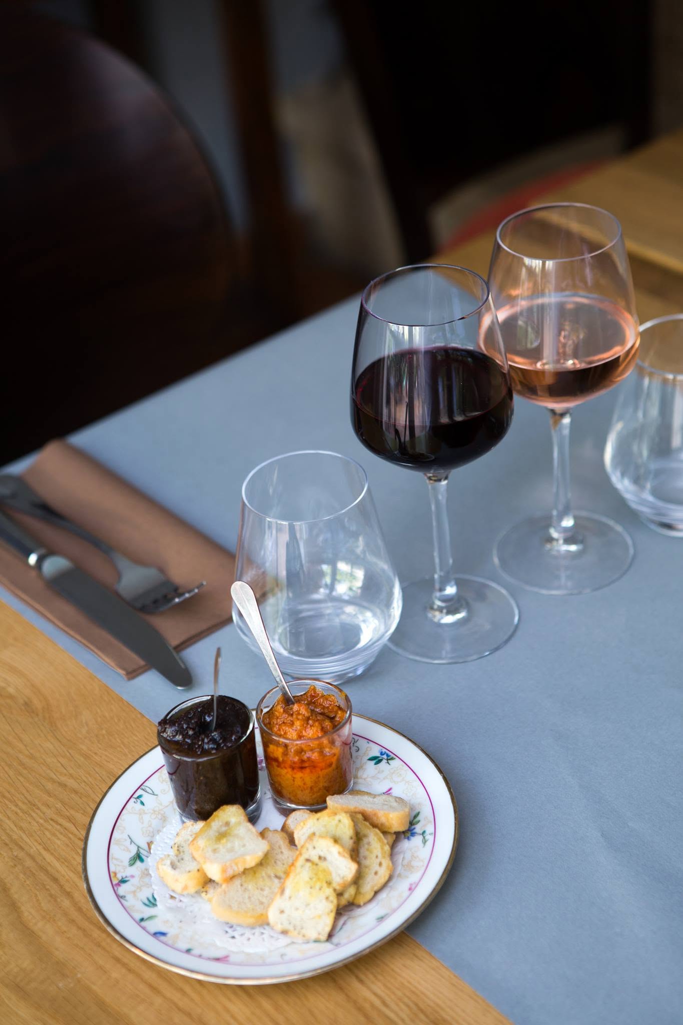 Verres de vin à table