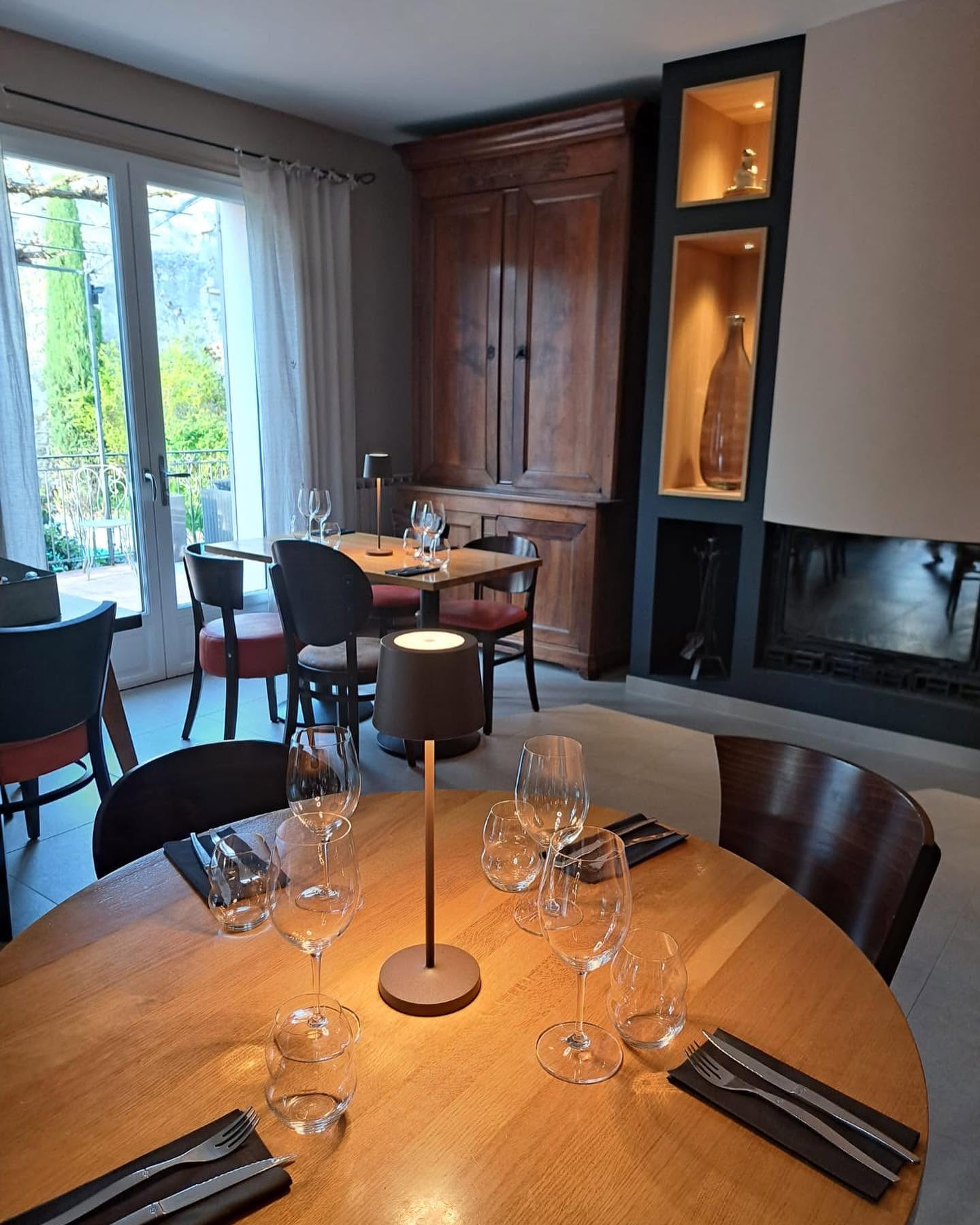 Salle dressée et cheminée du restaurant