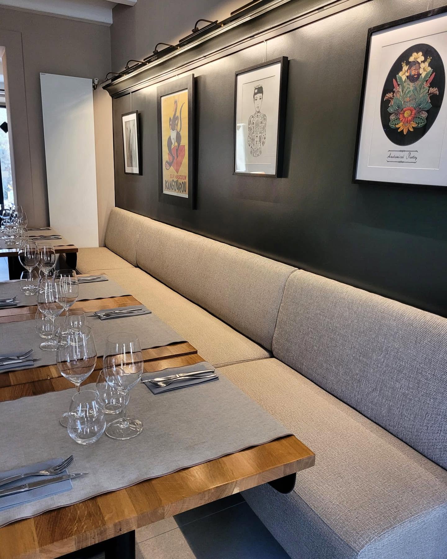 Banquette et table dressée