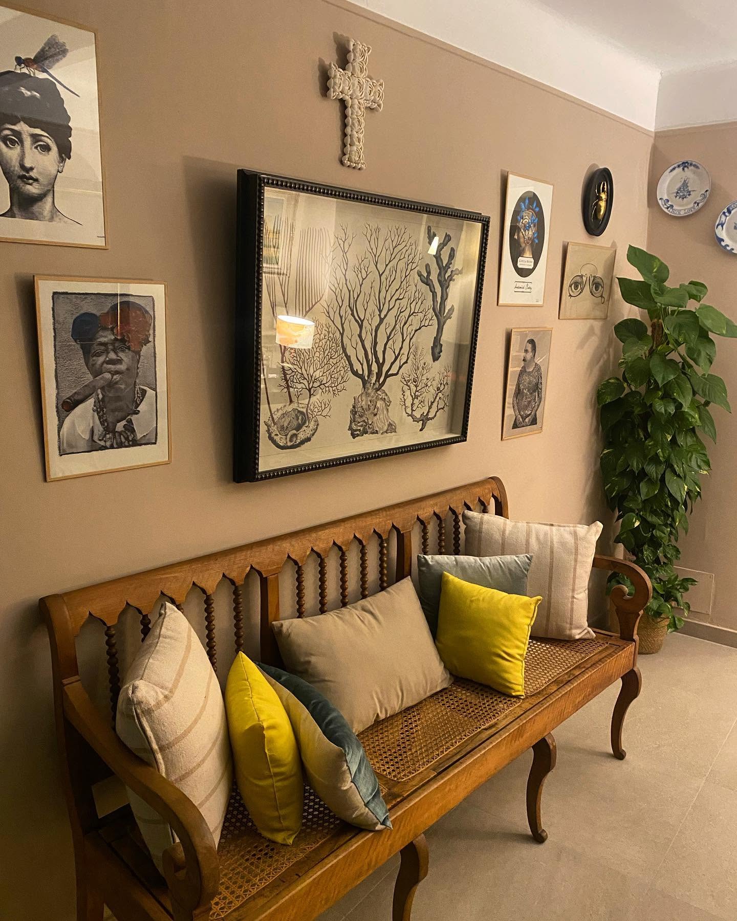 Banc ancien et décoration de la salle