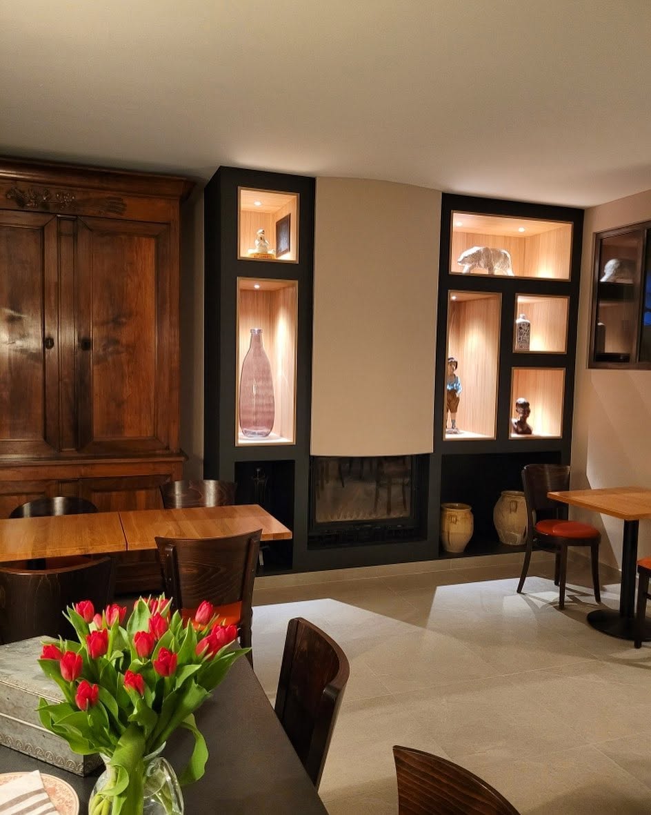 Salle, fleurs et niches éclairées
