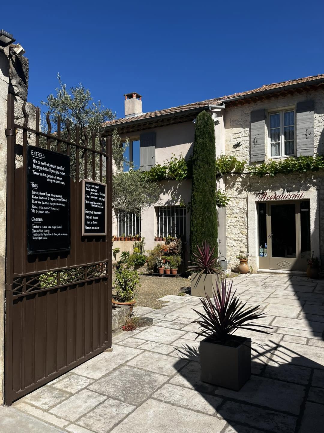 Cour et entrée du restaurant La Livrée