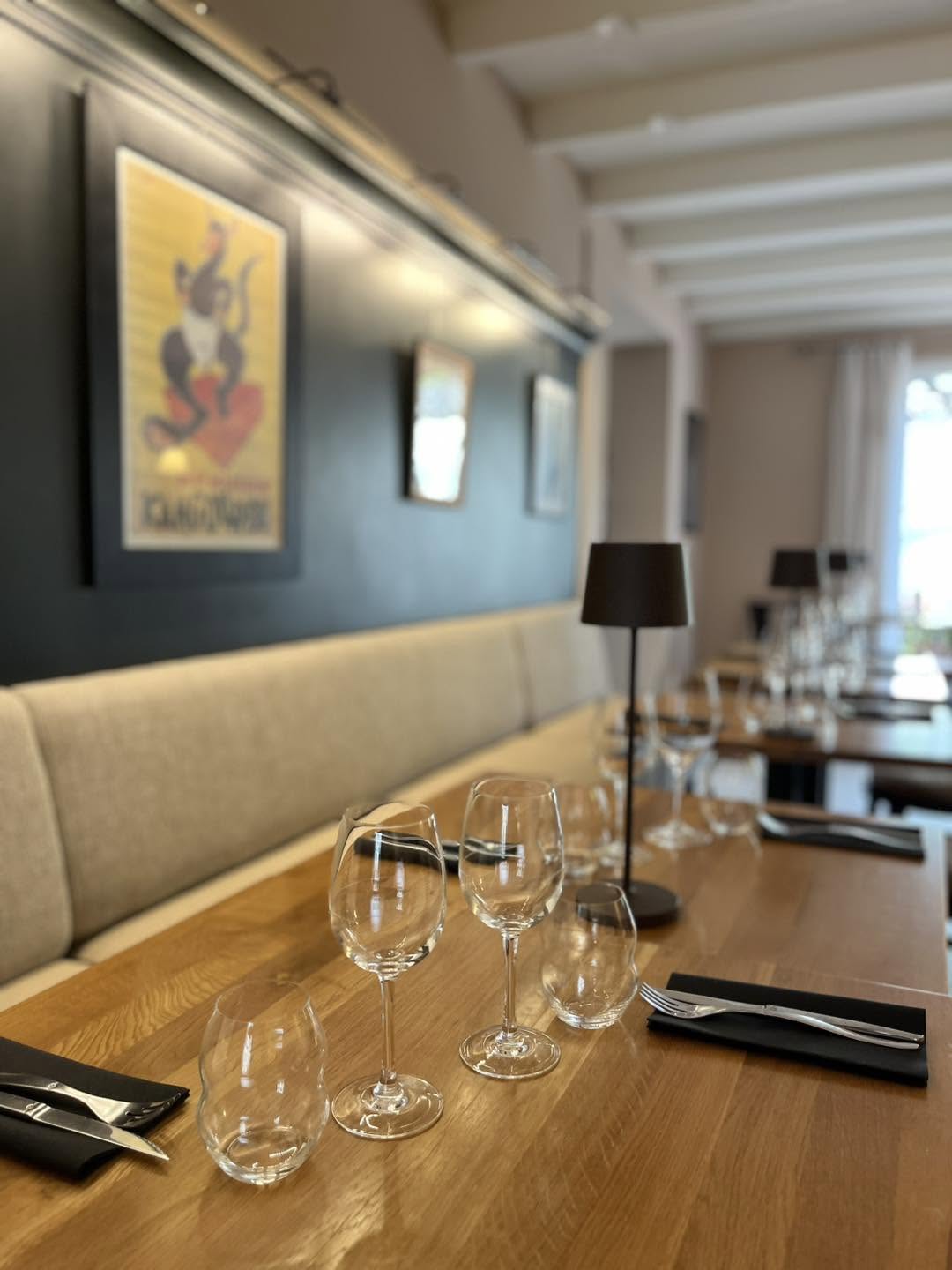 Table dressée dans la salle du restaurant
