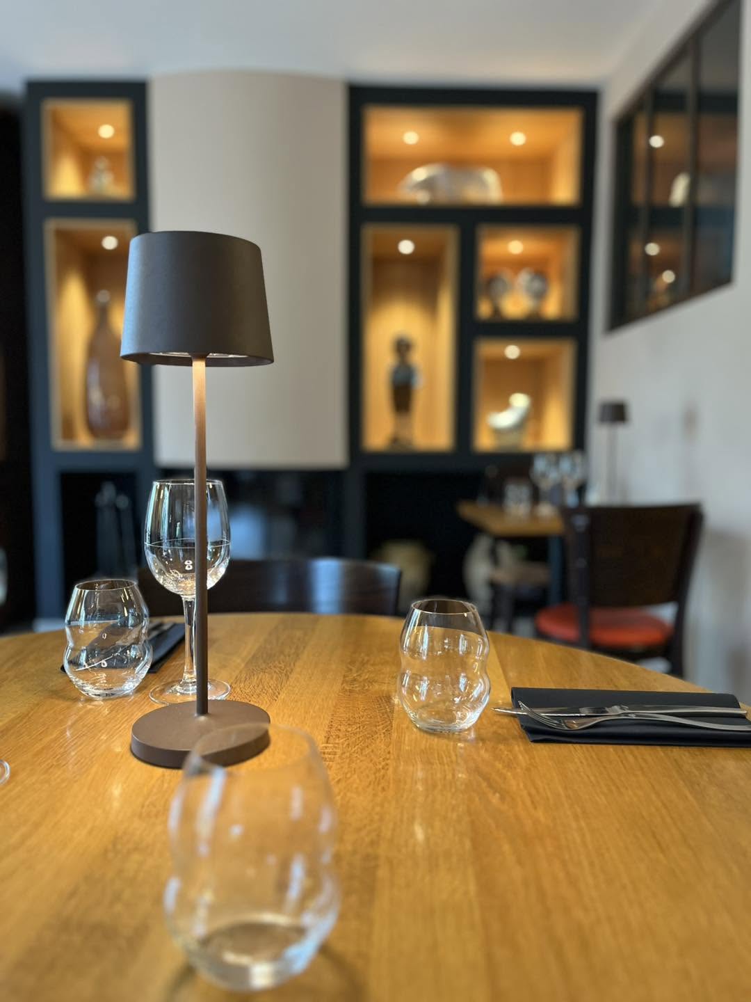 Table dressée et niches éclairées